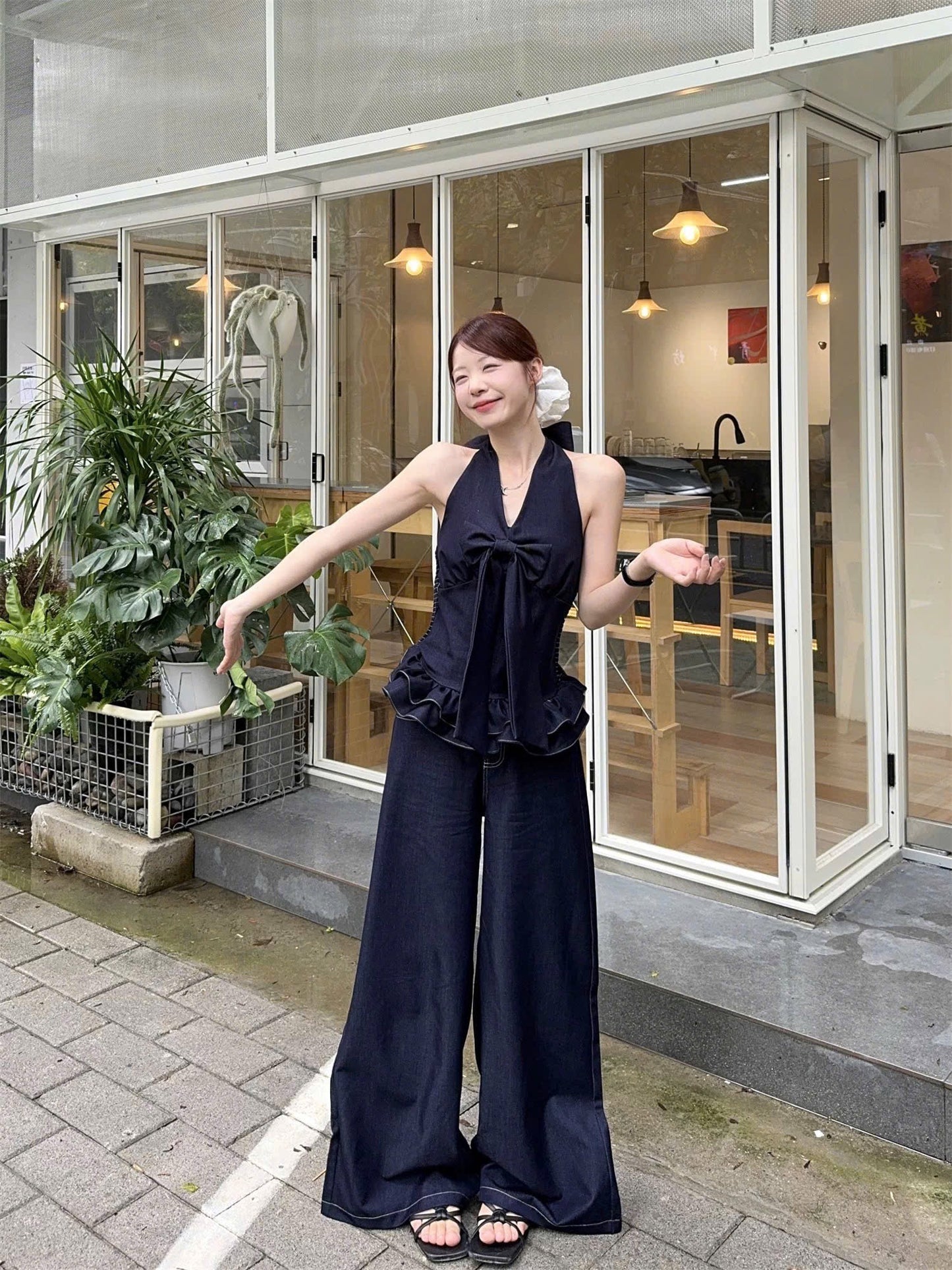 Set áo cổ yếm đính nơ siêu yêu, mix cùng quần suông tone xanh denim