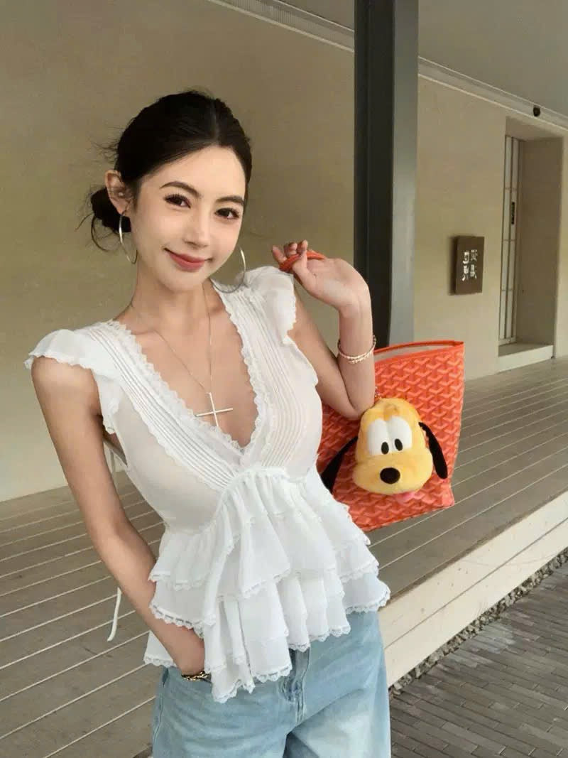 Áo trắng bèo tầng phối ren trendy
