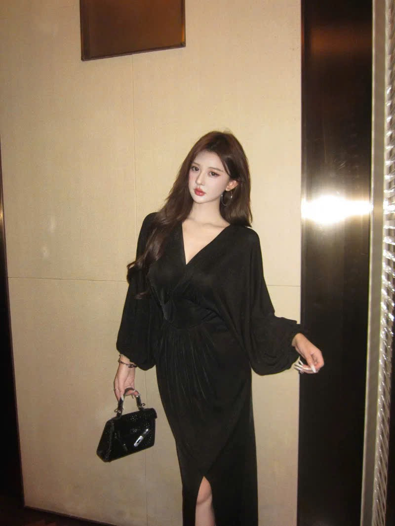Chiếc váy đen dài tay