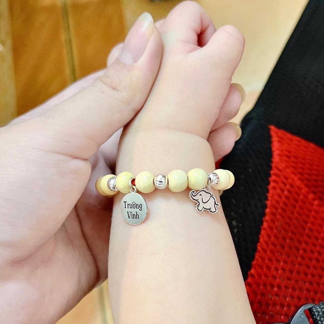 Vòng dâu tằm phối charm bạc cho bé