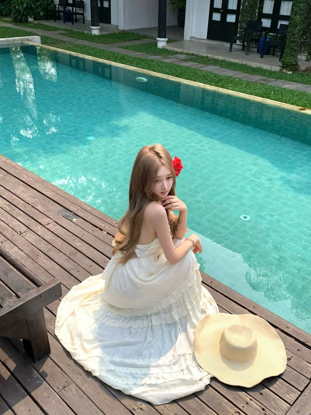 Đầm maxi trắng xếp tầng