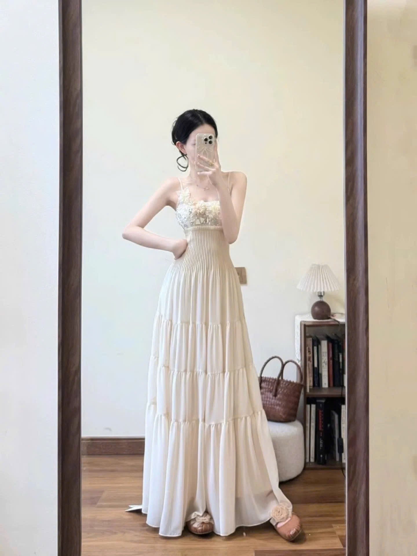 Đầm 2 dây màu trắng kem thanh thoát