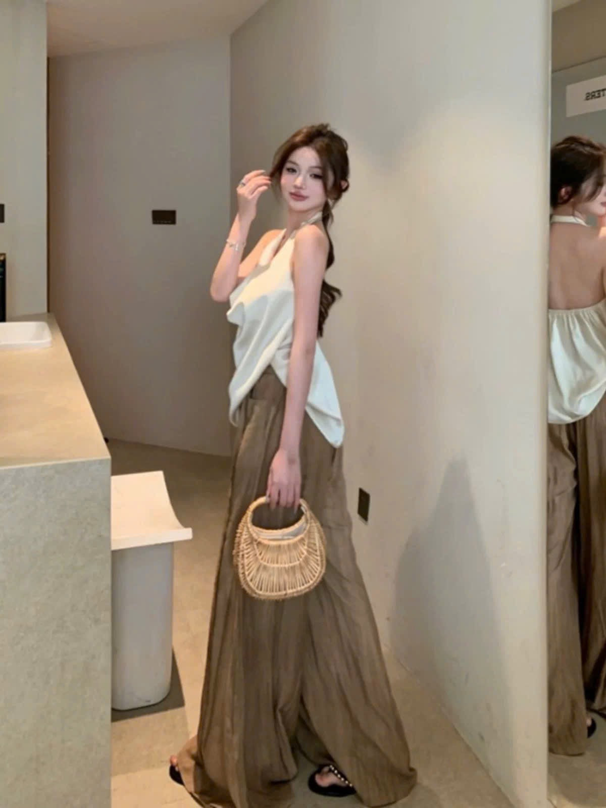 Set áo cổ yếm phối quần ống rộng thanh lịch