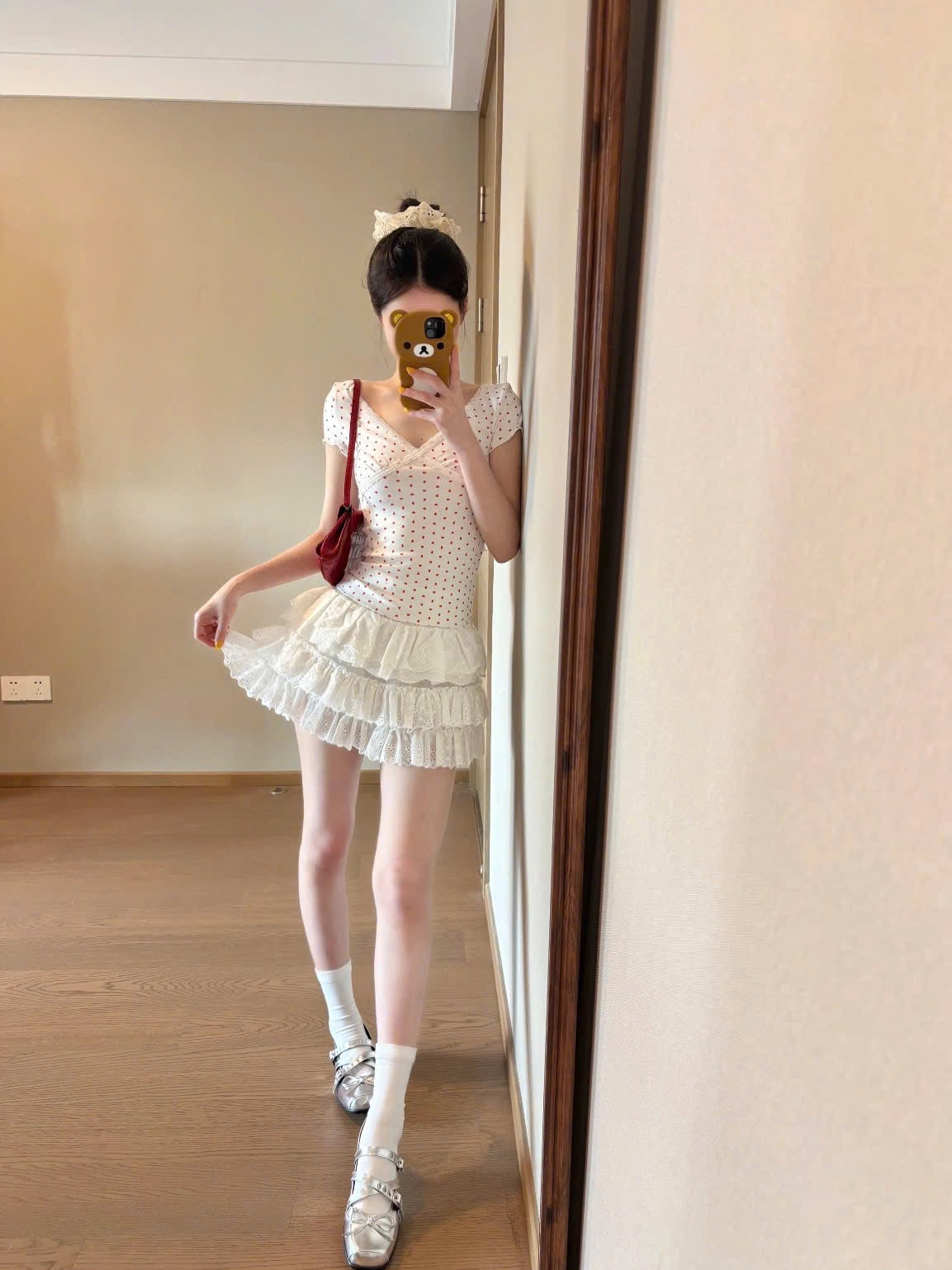 Áo cổ V chấm bi đỏ tôn dáng