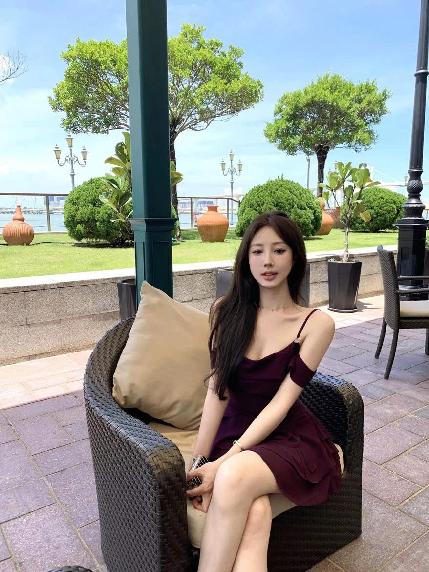 Váy tím 2 dây trễ vai xinh