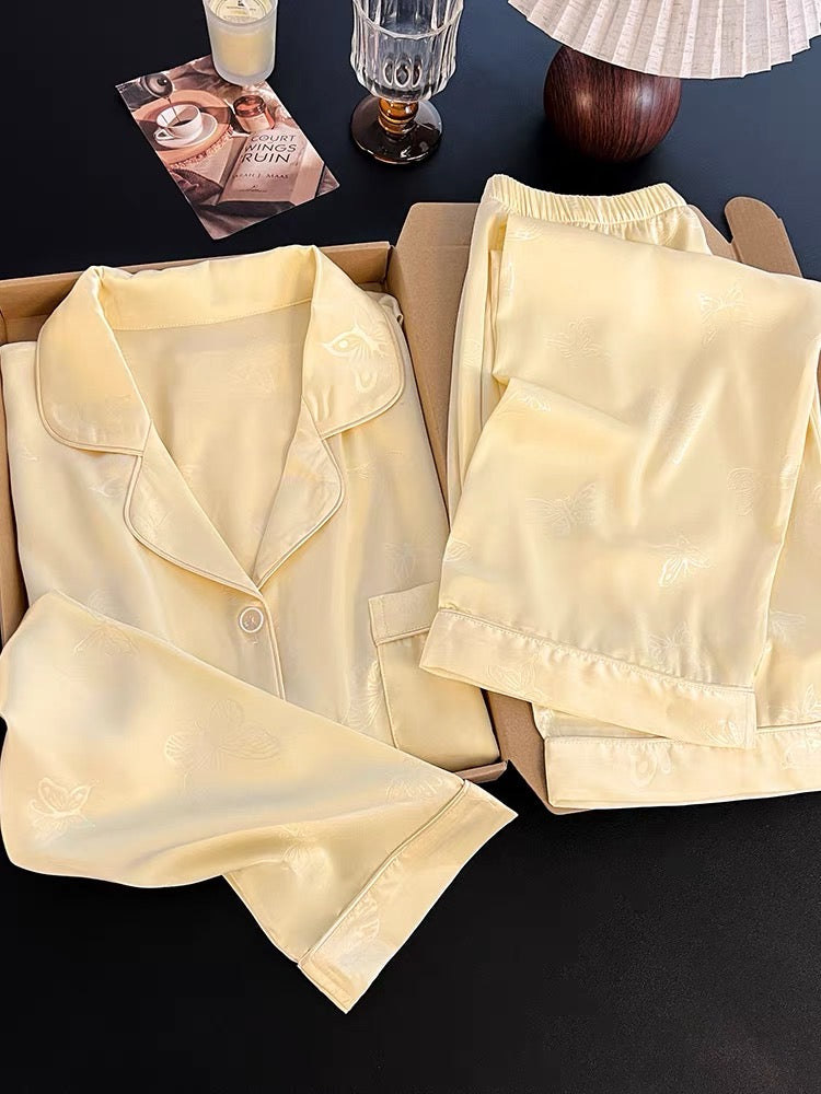 Pijama dài lụa vàng in bướm
