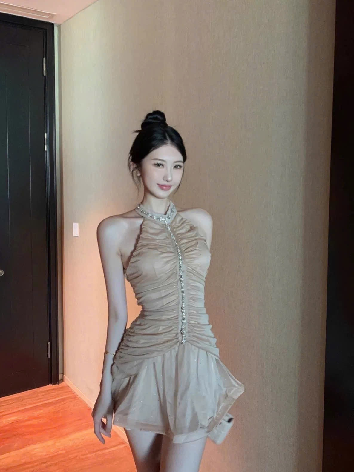 Váy cổ yếm đính đá đi tiệc