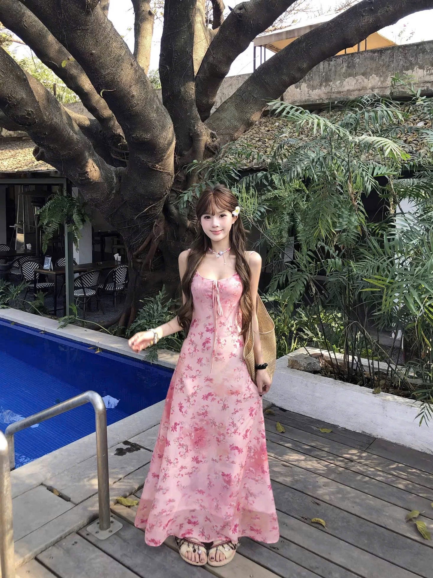 Váy hồng dáng 2 dây ôm nhẹ body