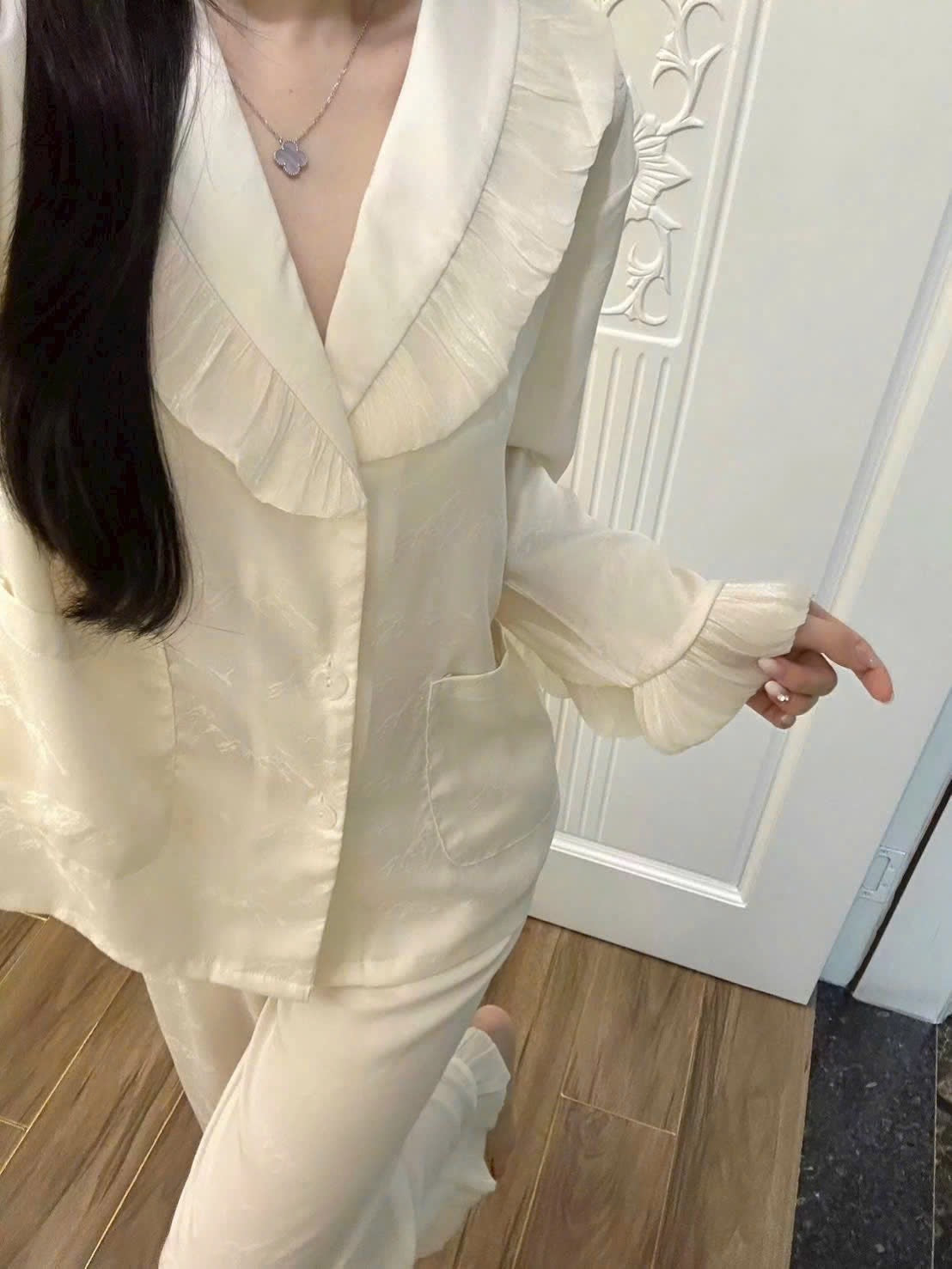 Pijama trắng ngà viền bèo vibe sang tiểu thư