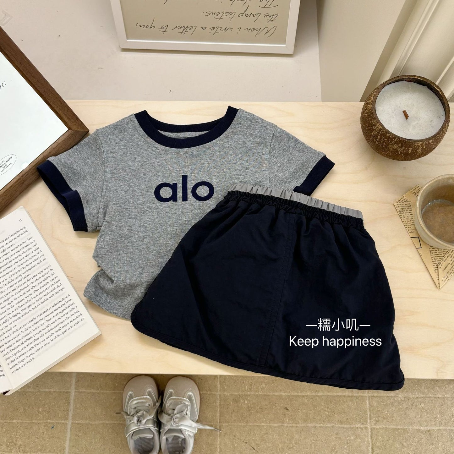 Set áo phông xám và chân váy đen thể thao cho bé gái