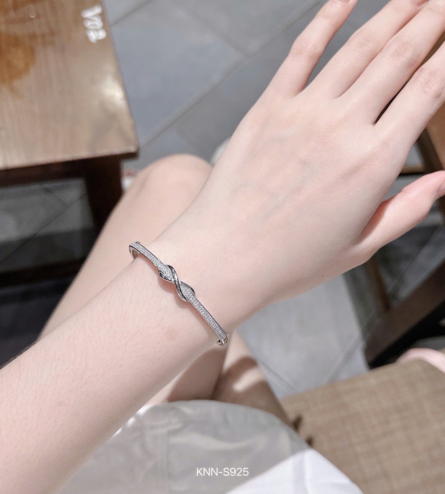 Vòng bạc nhẹ nhàng dễ đeo, dễ vệ sinh