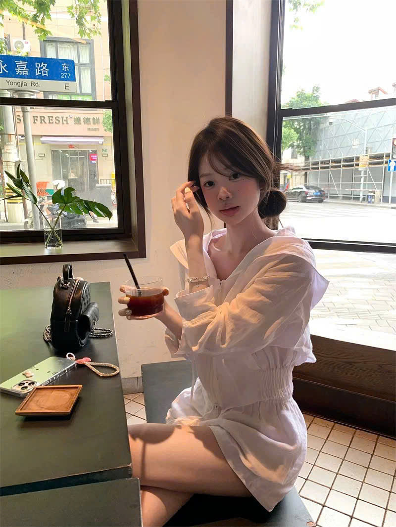 Áo khoác mũ trùm đầu phối cùng quần short tone trắng