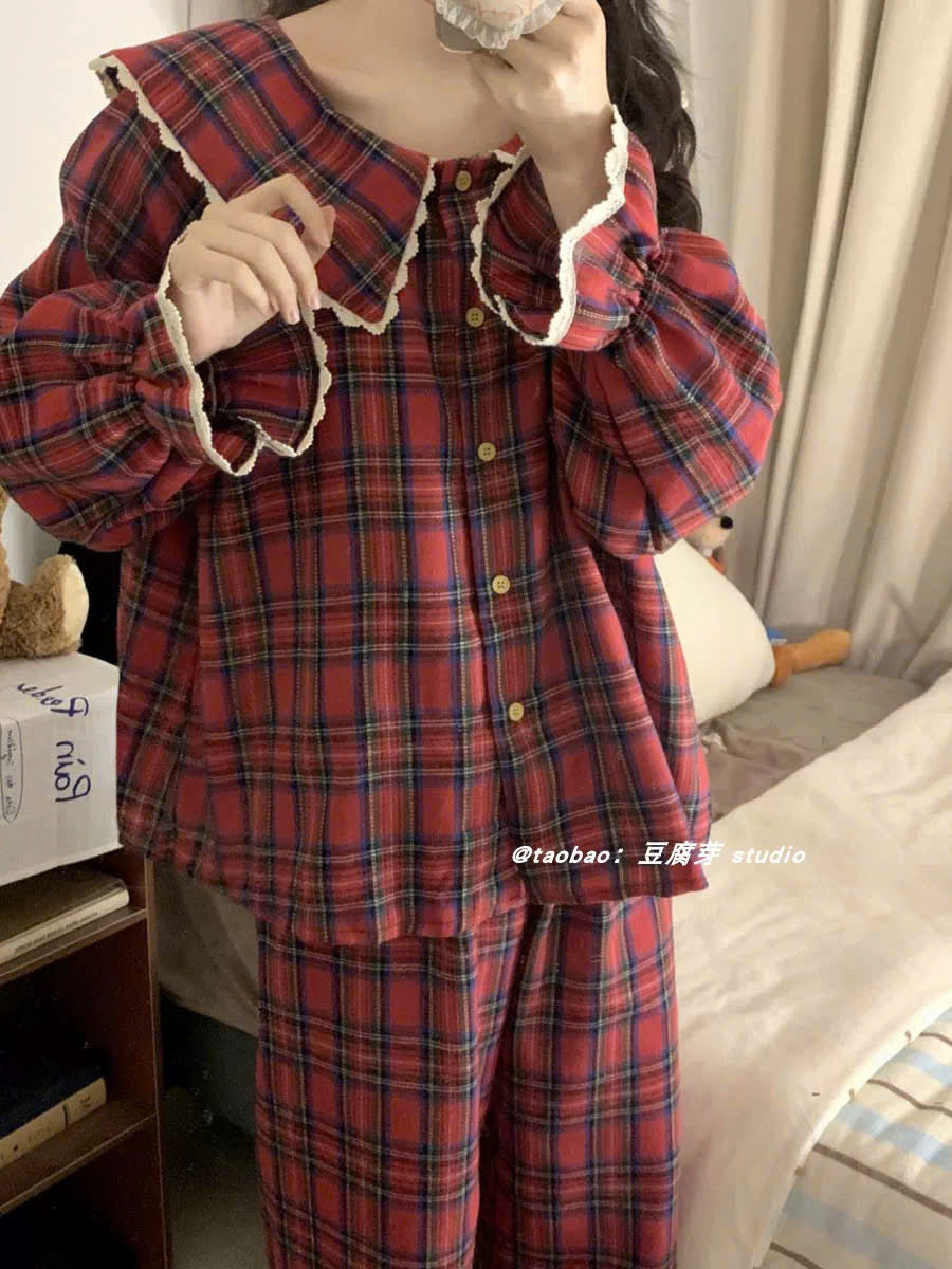 Bộ ngủ dài đỏ kẻ sọc cổ búp bê