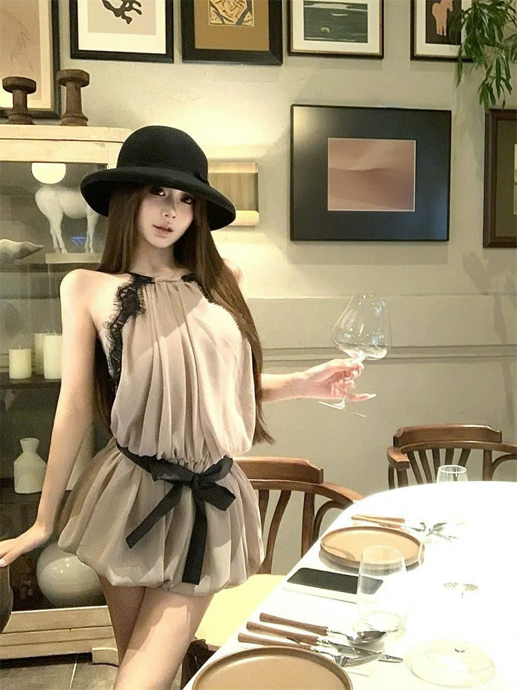 Đầm cổ yếm hồng phối ren đen