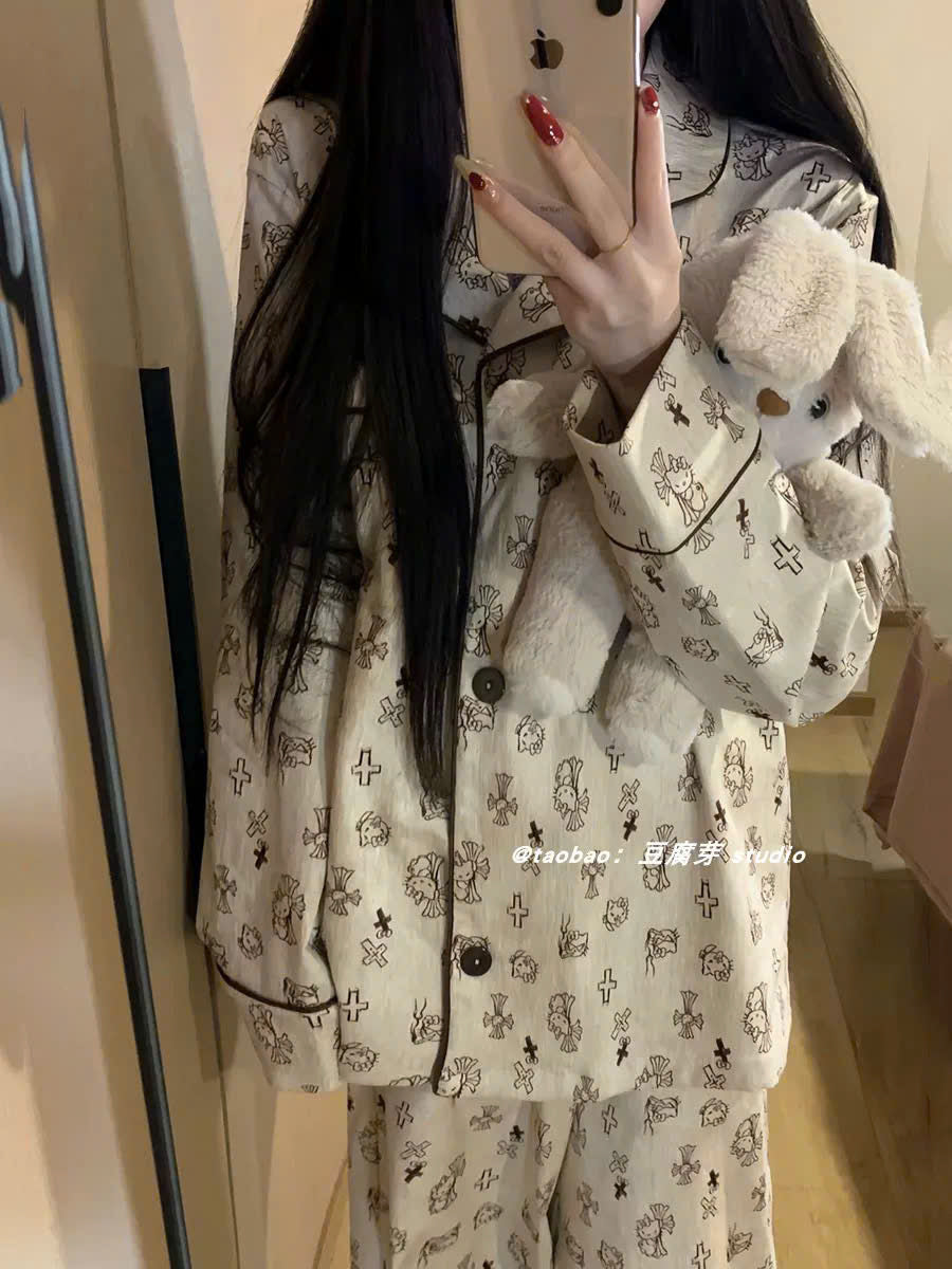 Pijama dài tay trắng họa tiết hoạt hình đen