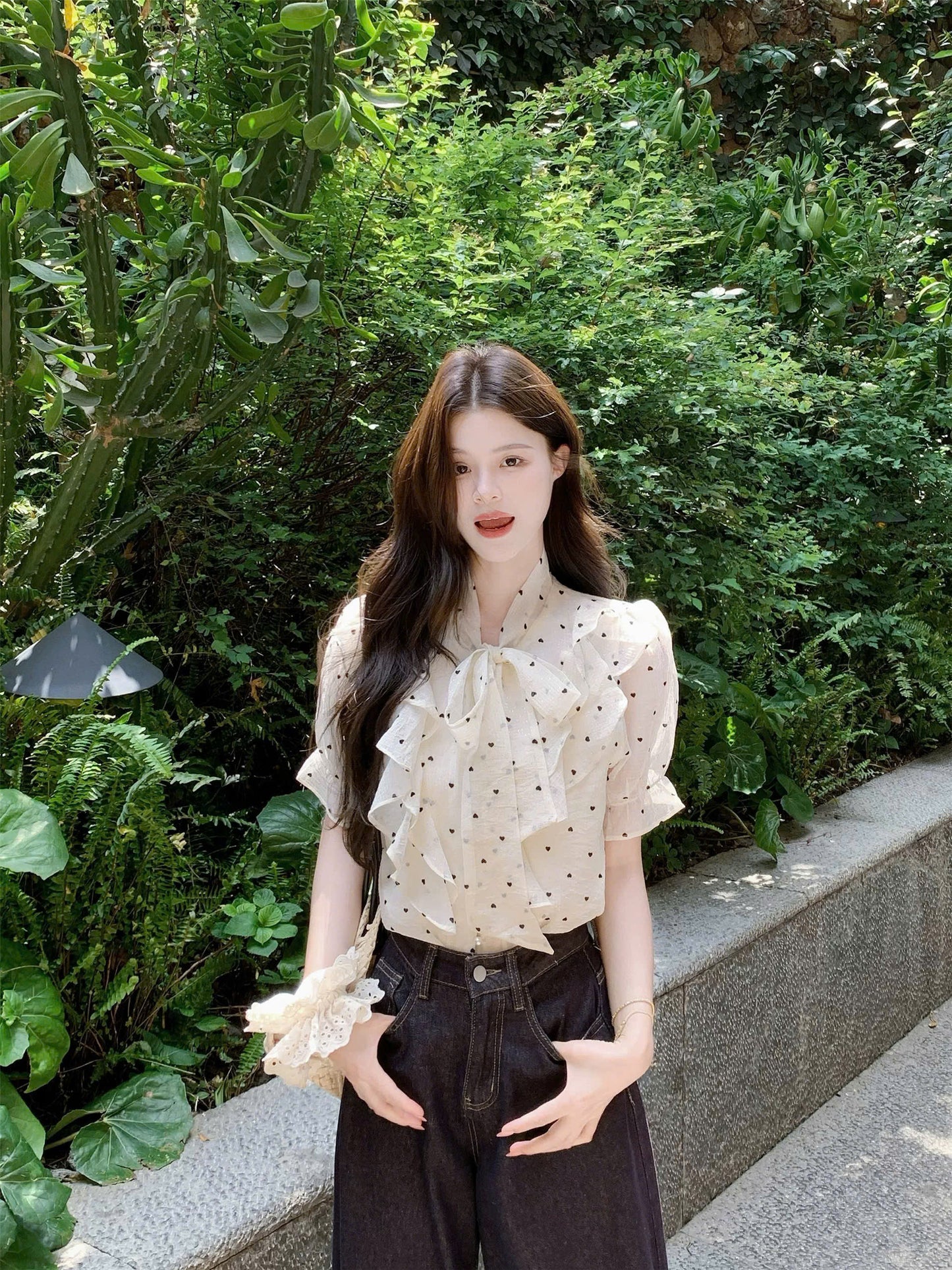 Áo sơ mi tay ngắn cột nơ trí tim nhí thanh lịch