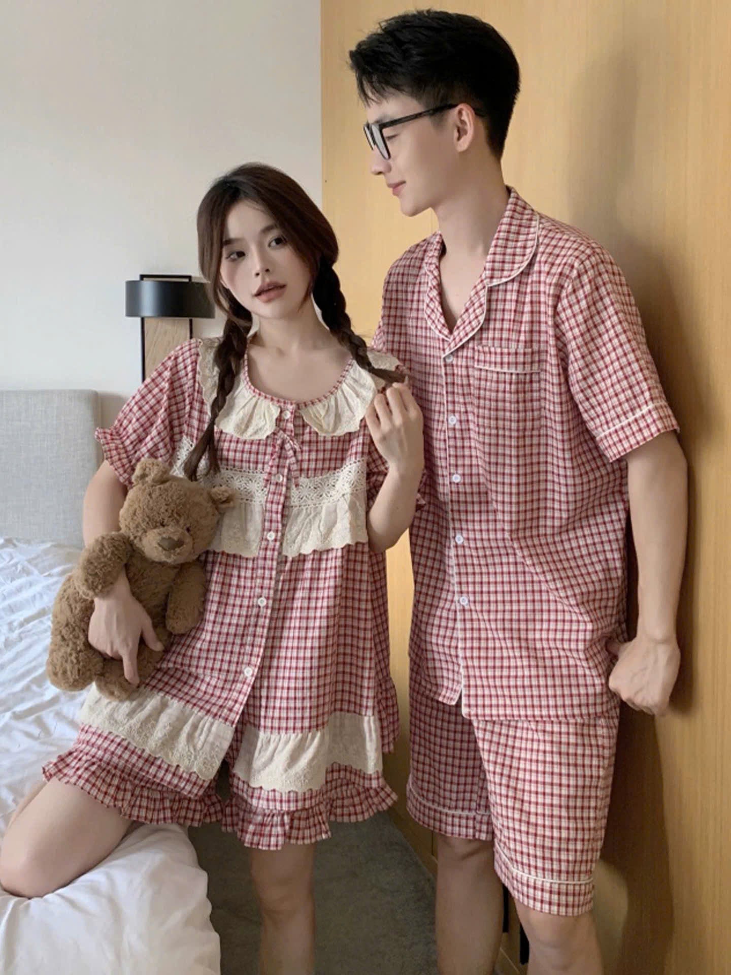 Đồ ngủ đôi caro đỏ hồng viền ren bèo cho nữ