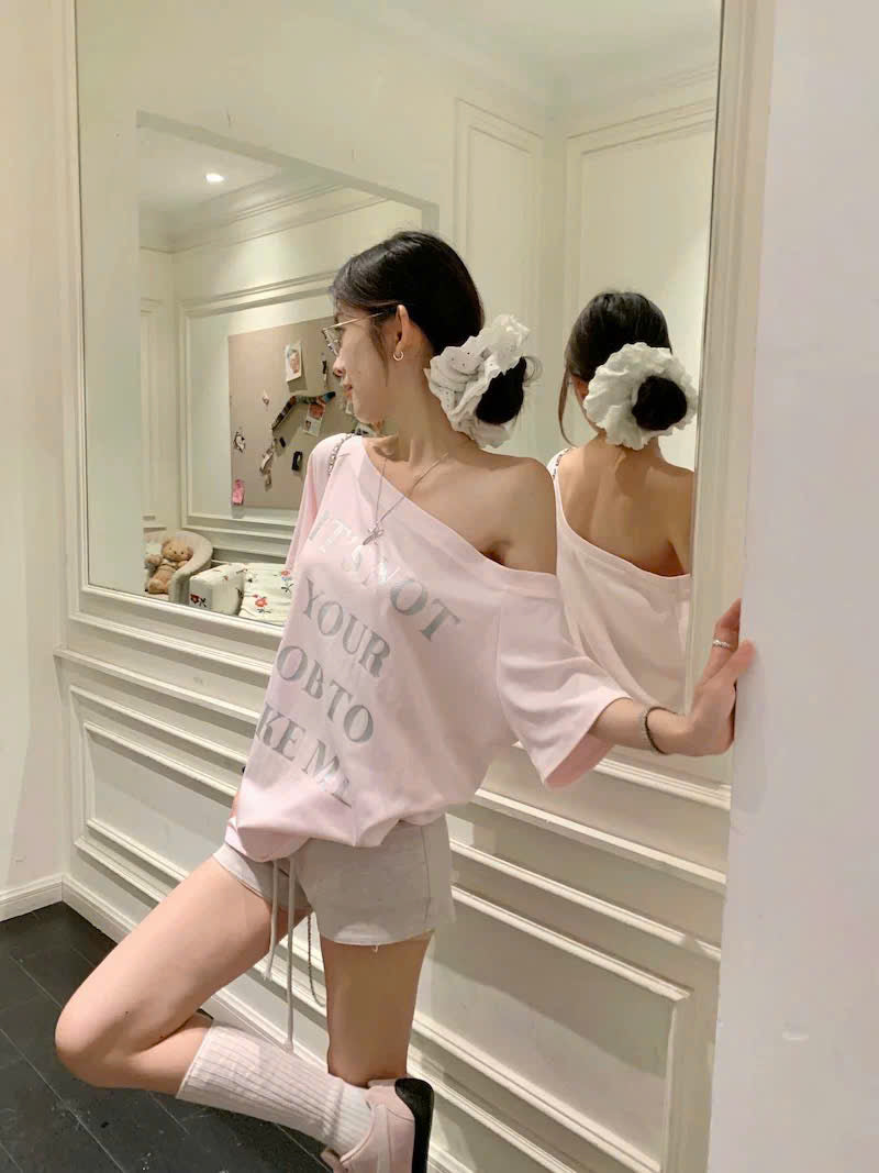 Áo phông lệch vai hồng baby