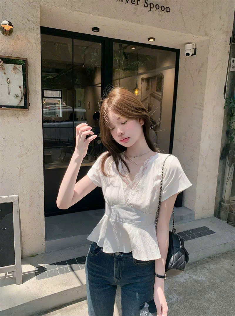 Áo trắng cổ V phối ren thanh lịch