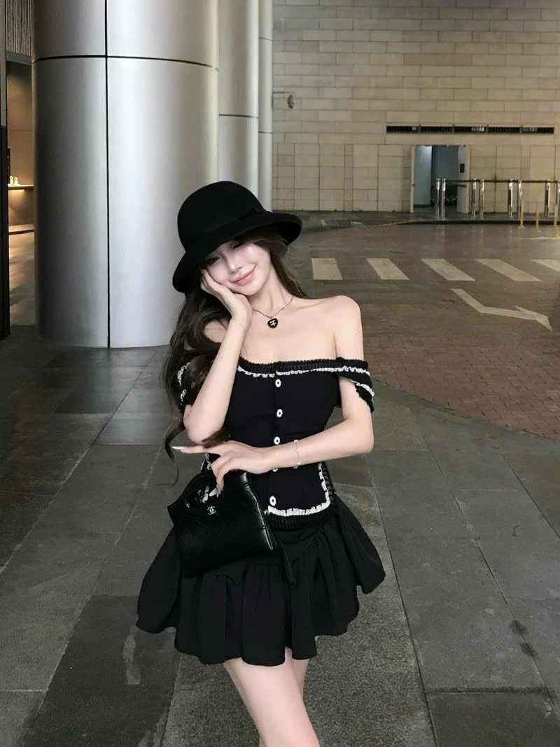 Áo đen cổ vuông mặc 2 kiểu tôn vòng 1
