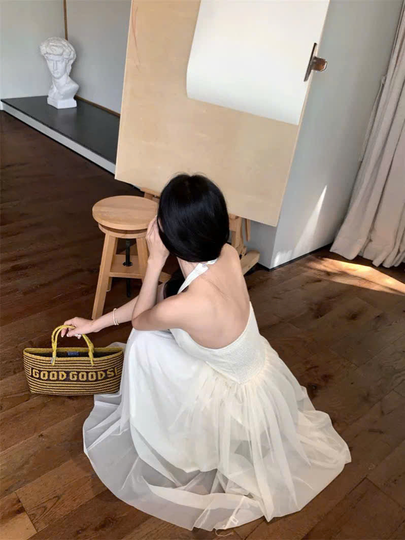 Đầm dài trắng hở vai nàng thơ