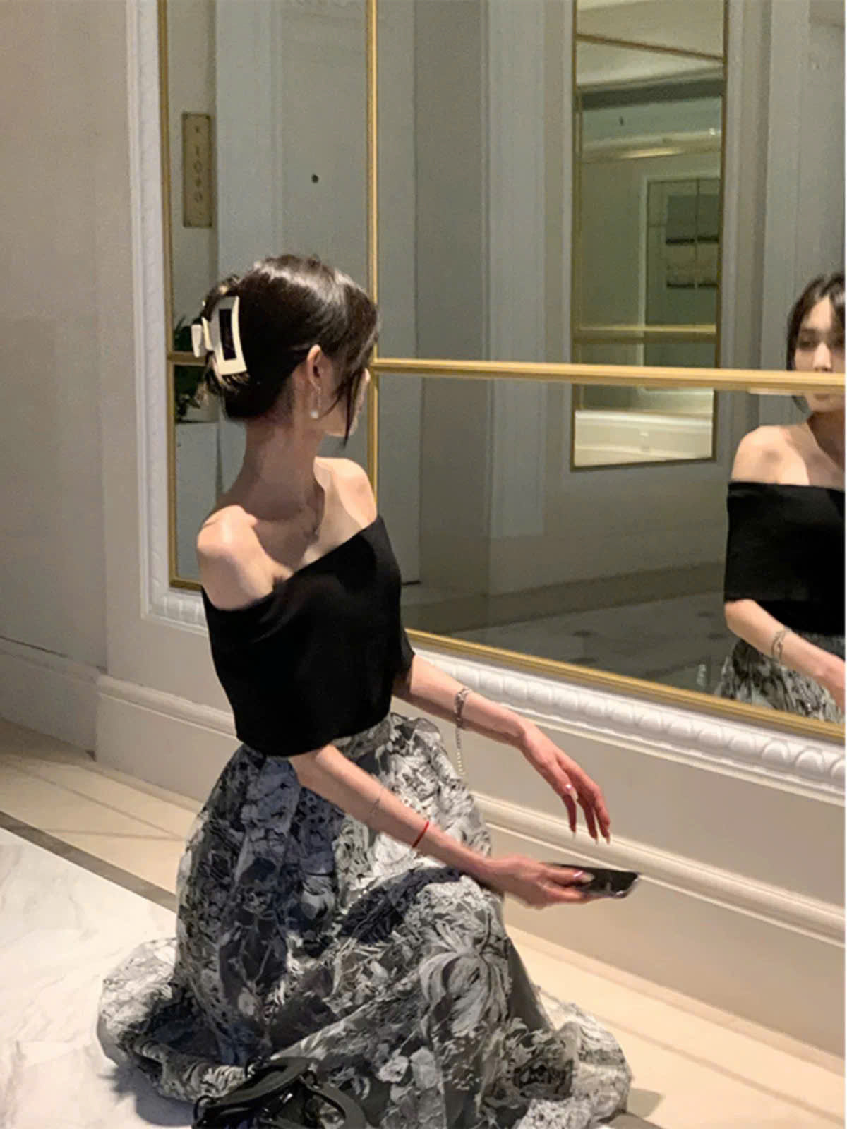 Đầm trễ vai tone đen trắng hoa lá thanh lịch