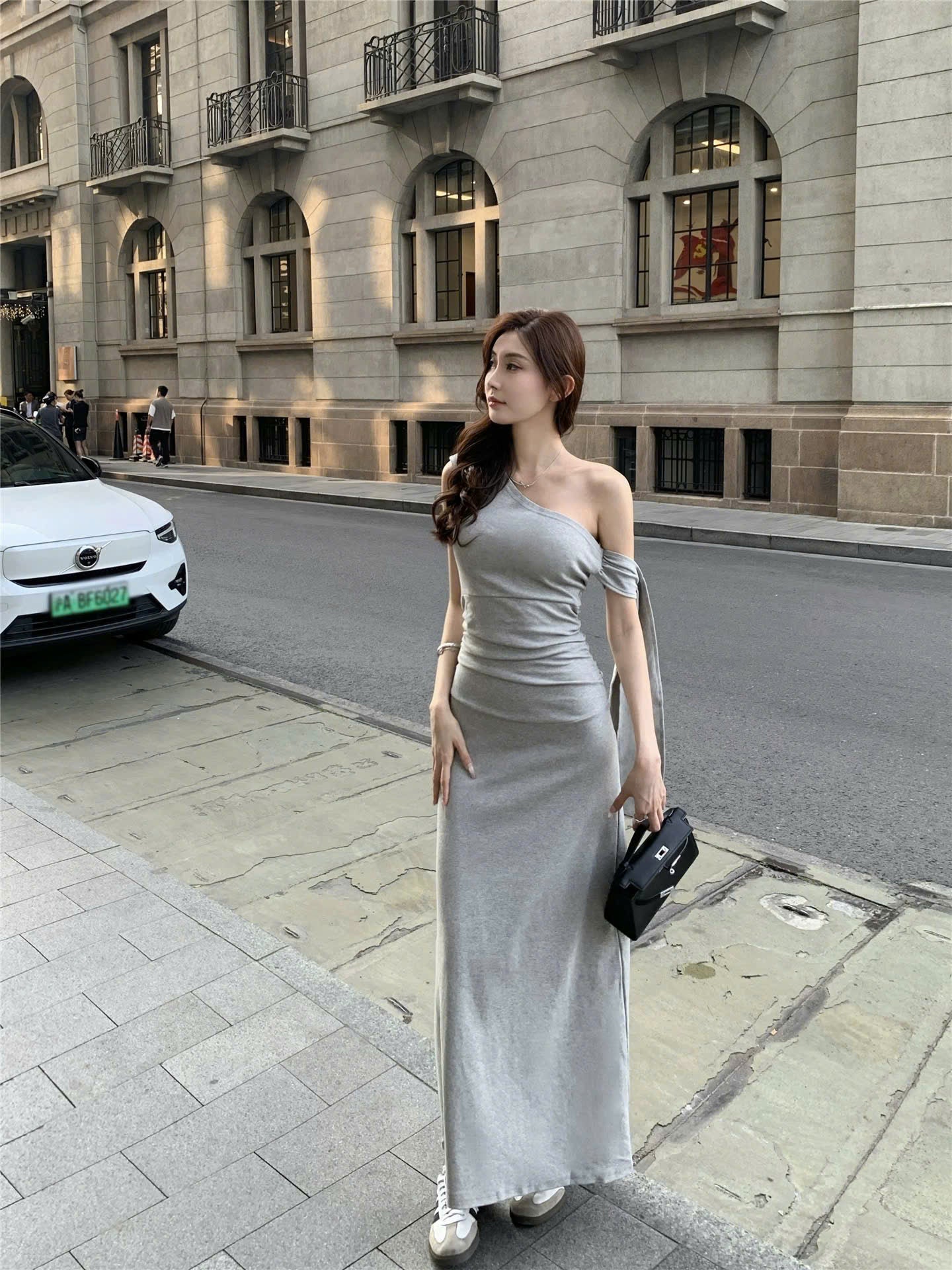 Đầm dài lệch vai thả dây sang chảnh