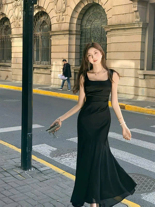 Đầm đen cổ vuông đuôi cá thanh lịch