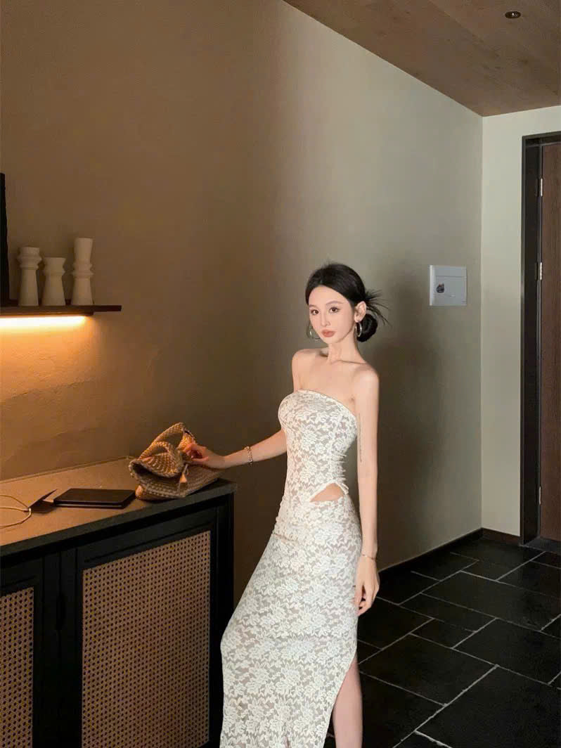 Đầm ren trắng dài xẻ eo slay