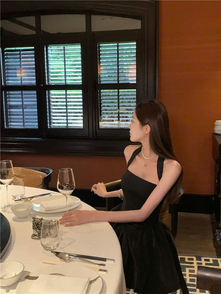 Đầm xòe dây treo vai nịnh dáng