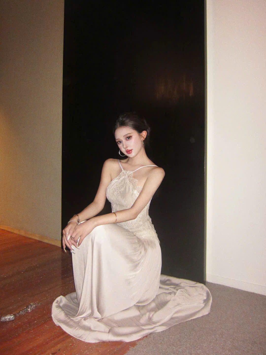 Đầm dài đi tiệc cổ yếm hở lưng tone nude sang trọng