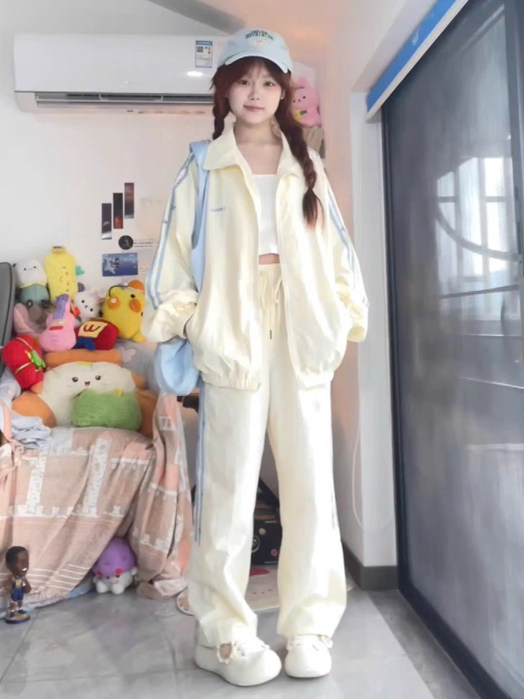 Set áo khoác jacket và quần suông màu kem sọc xanh dương