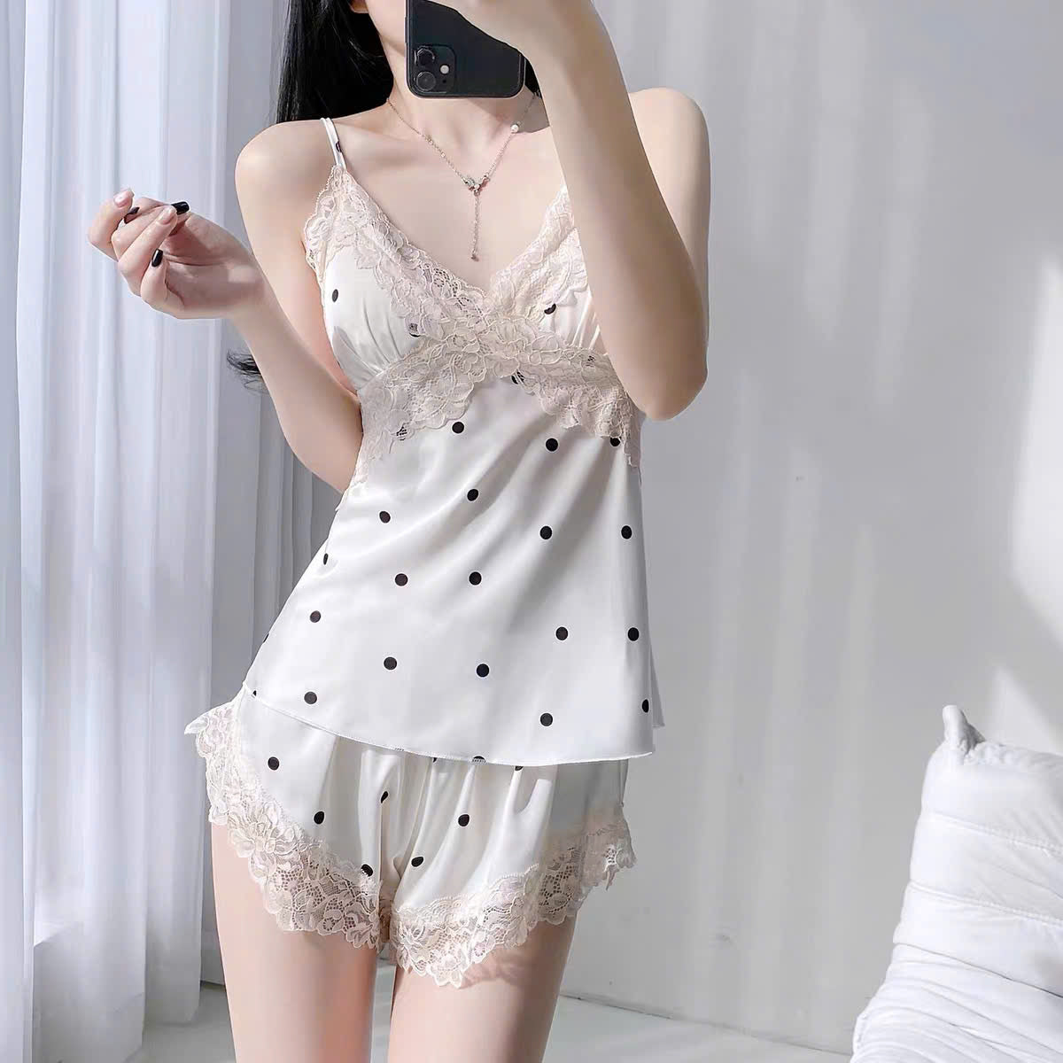 Đầm ngủ lụa 2 dây chấm bi kèm áo choàng