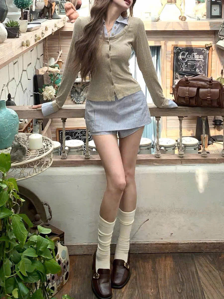 Set áo sơ mi phối cardigan và quần giả váy kẻ sọc xanh