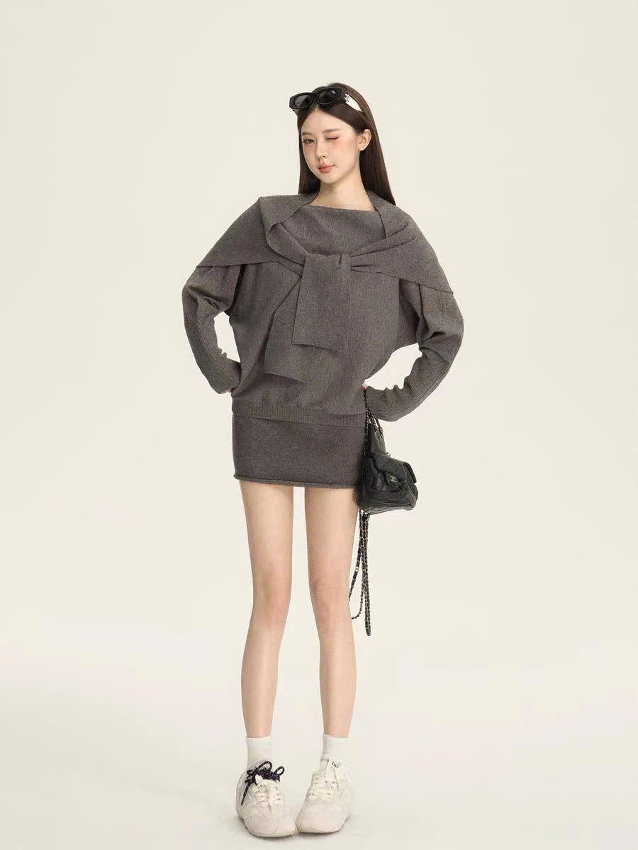 Set áo sweater lệch vai và chân váy trơn kèm khăn choàng cổ