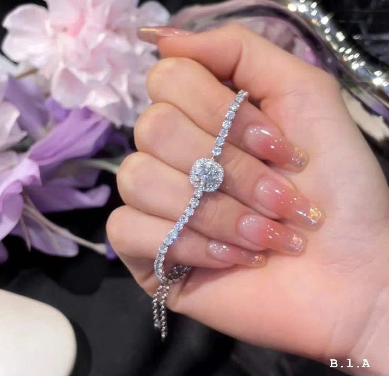 Lắc bạc nữ đá sáng mặt vuông bầu