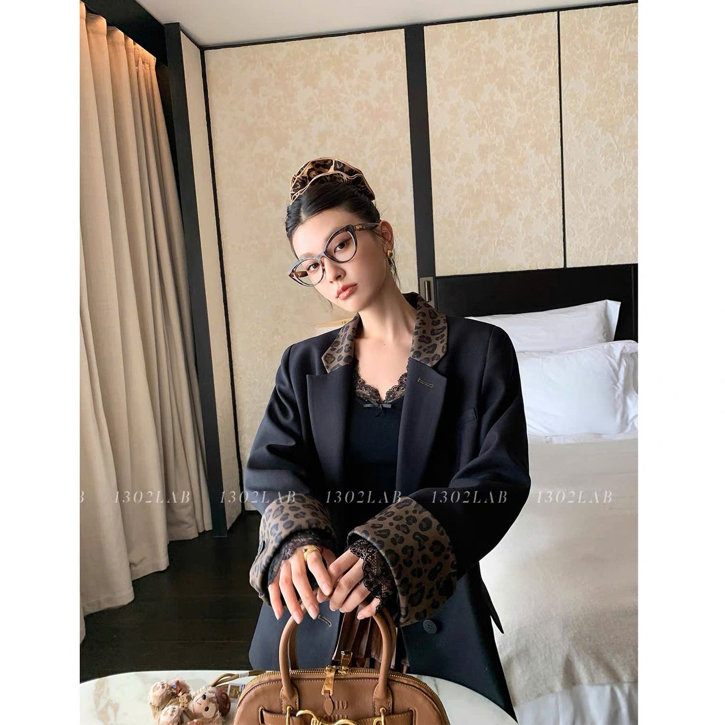 Áo khoác blazer oversize phối da báo cá tính