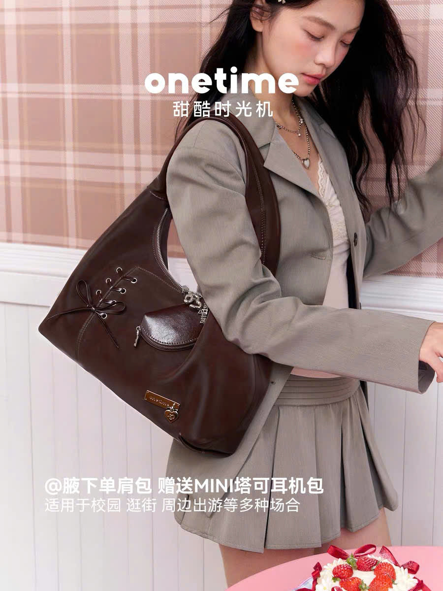 Túi đeo vai da bóng thắt dây phối charm túi mini Onetime