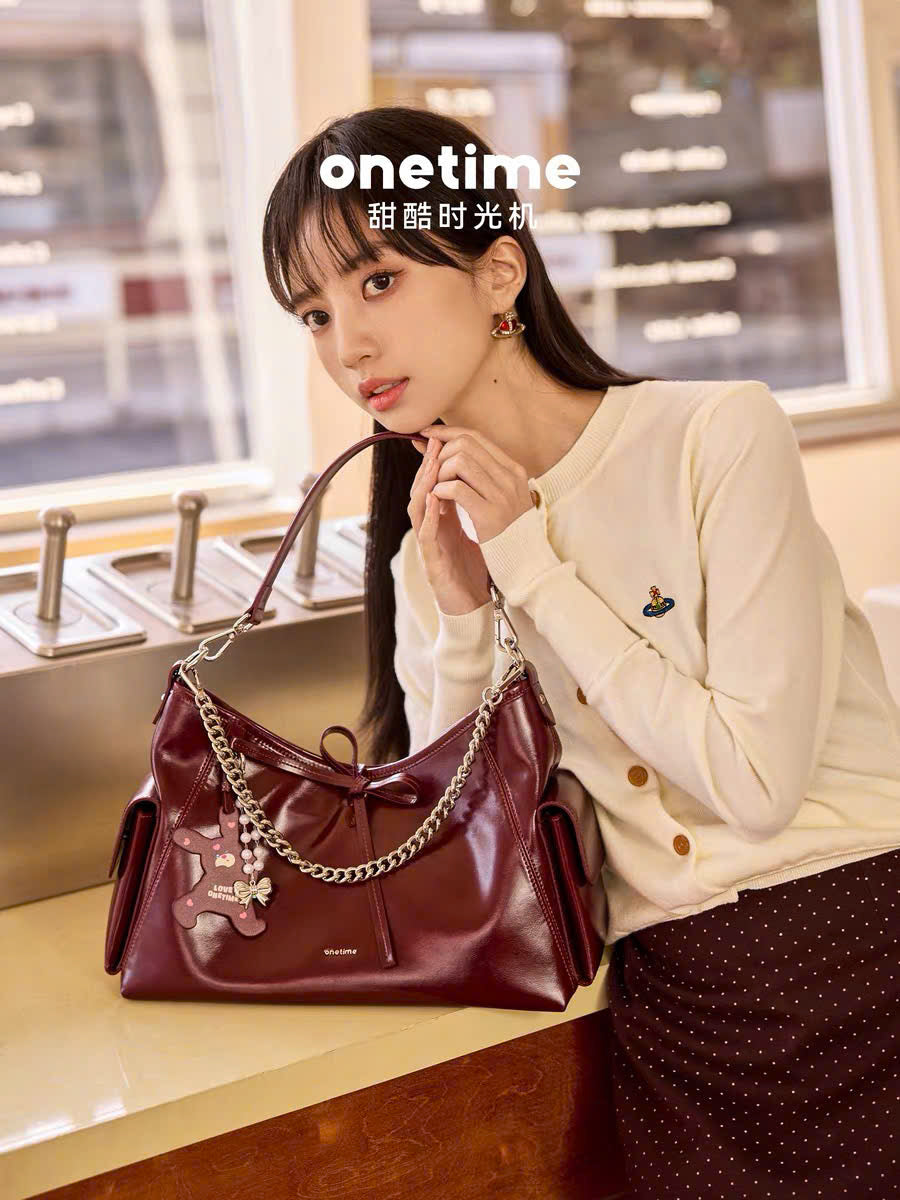 Túi da bóng đeo vai form rộng phối nơ dây xích Onetime