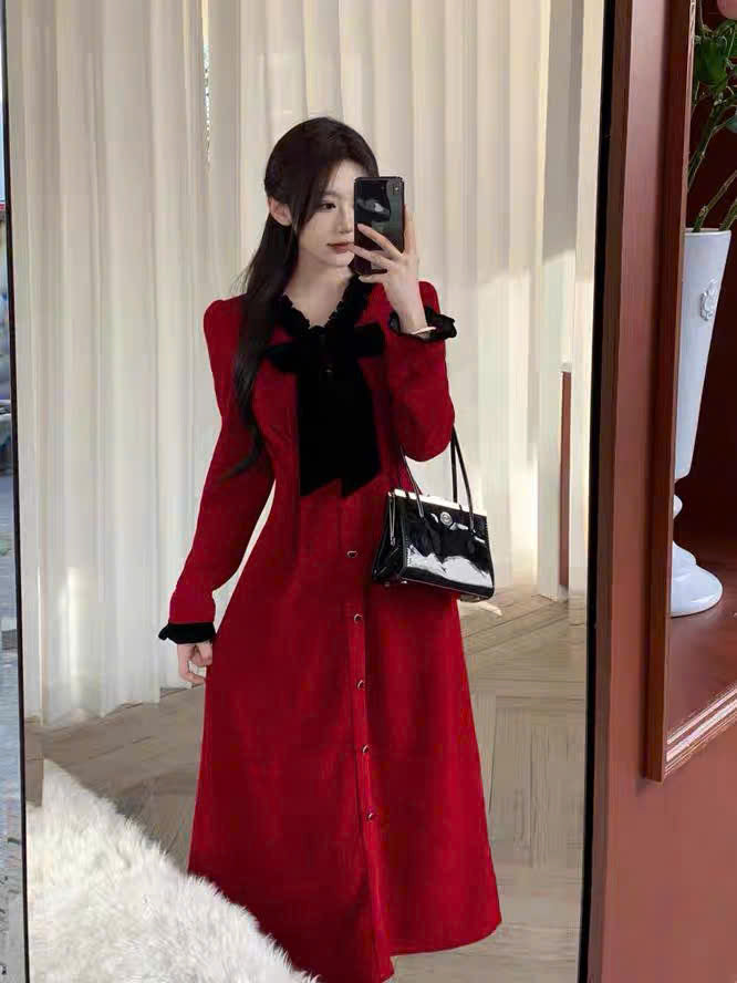 Váy đỏ tay dài cổ nơ đen cài cúc trước