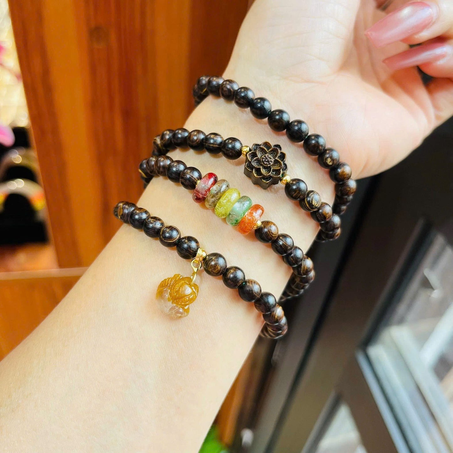 Chuỗi trầm sánh mix ngũ điếu phối charm hồ lỳ móc bạc xi vàng