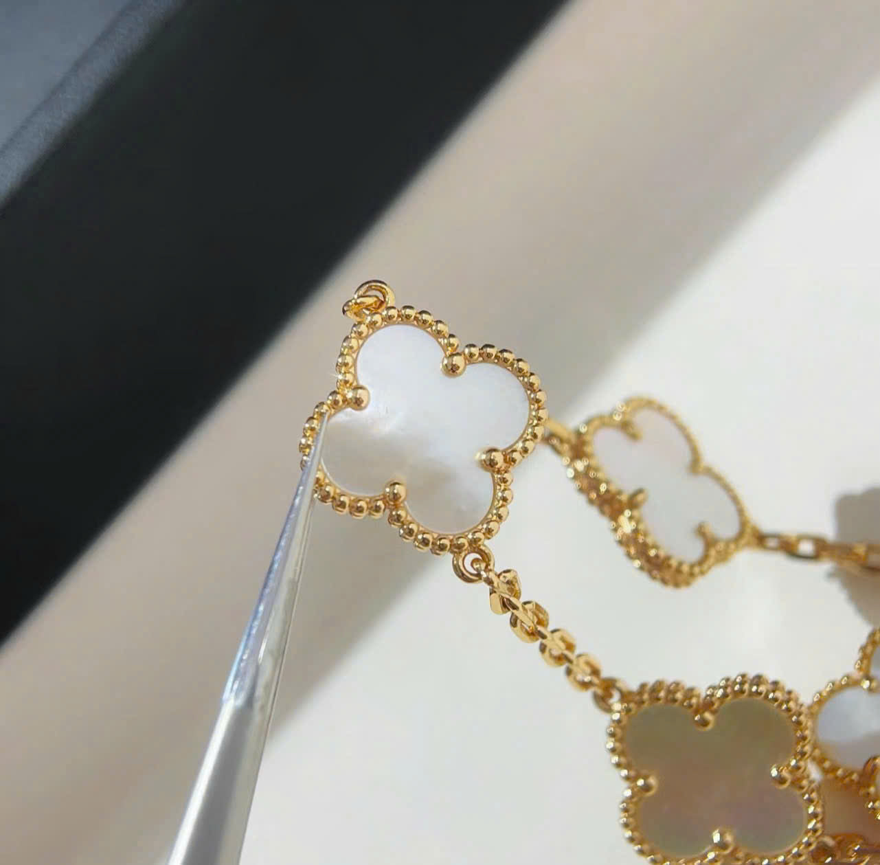 Vòng vip VCA titan phun vàng 14k đá trắng xà cừ