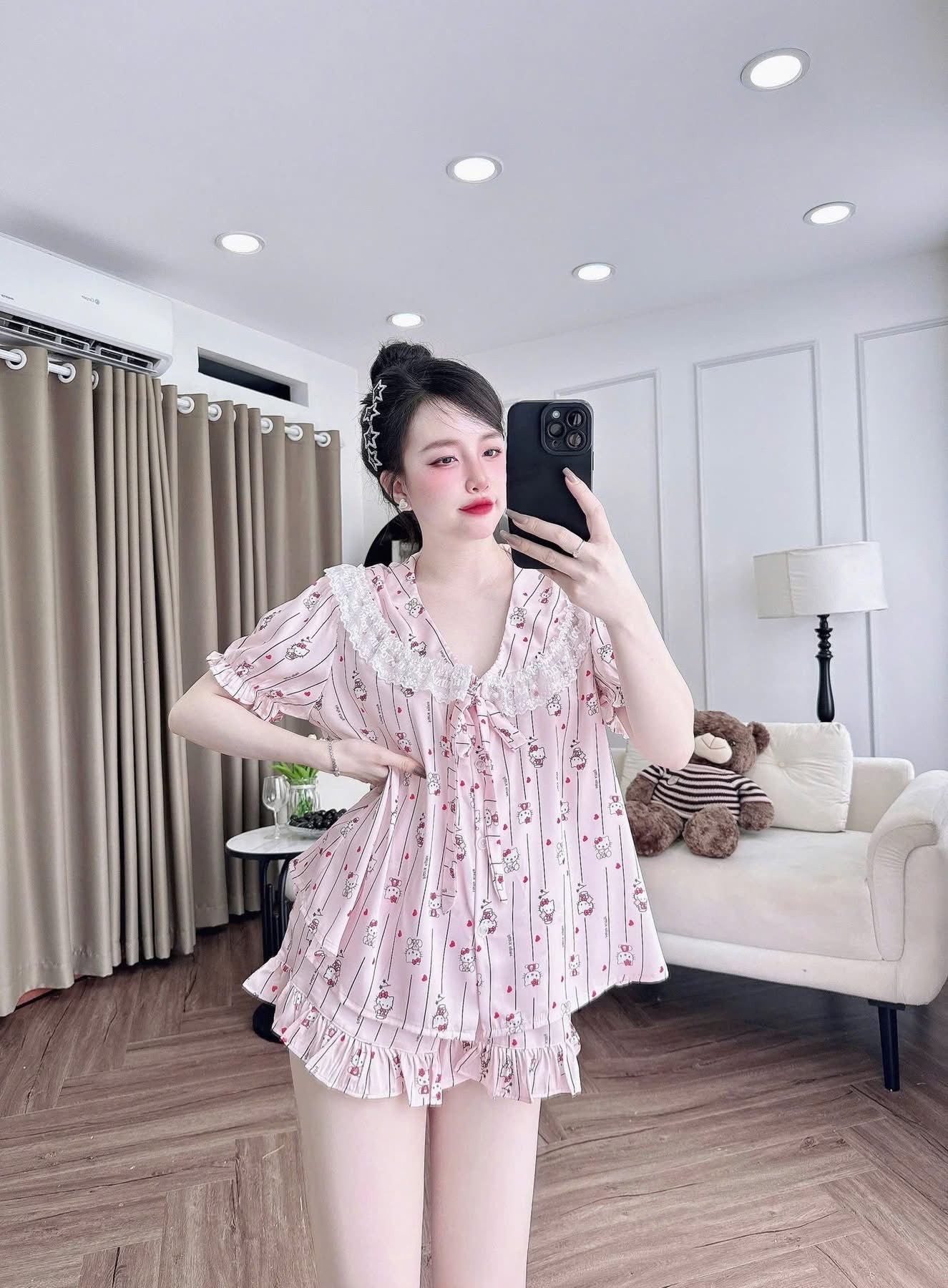 Bộ ngủ đùi lụa latin cổ sen