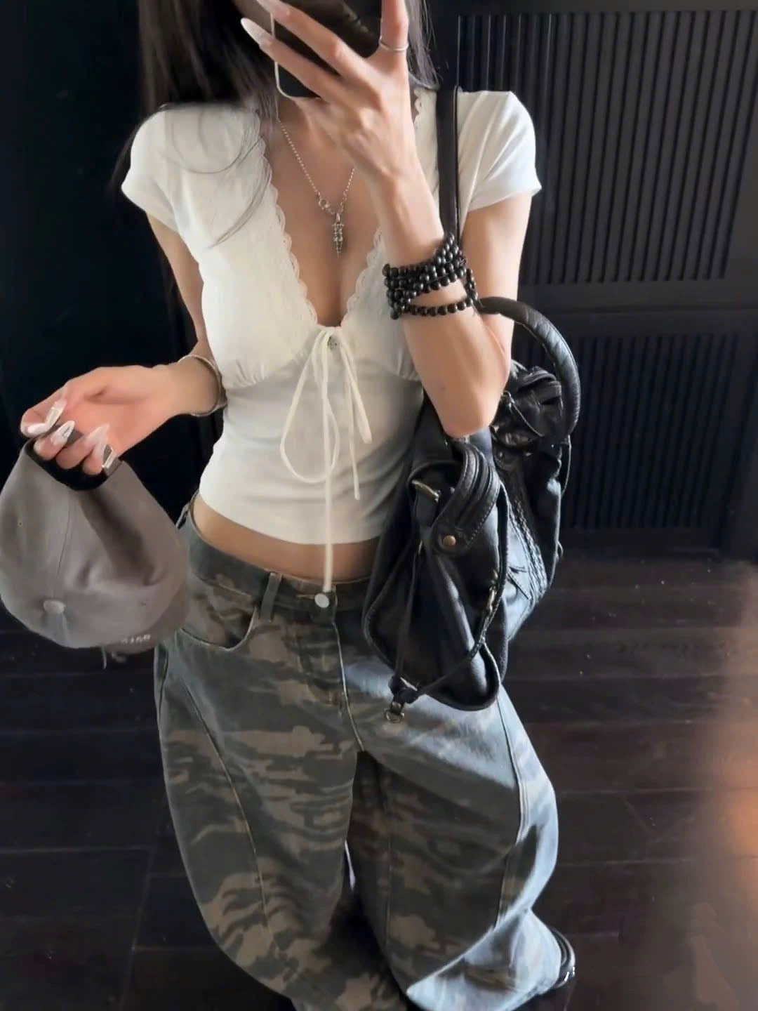 Áo croptop trắng thiết kế cổ V viền ren gợi cảm