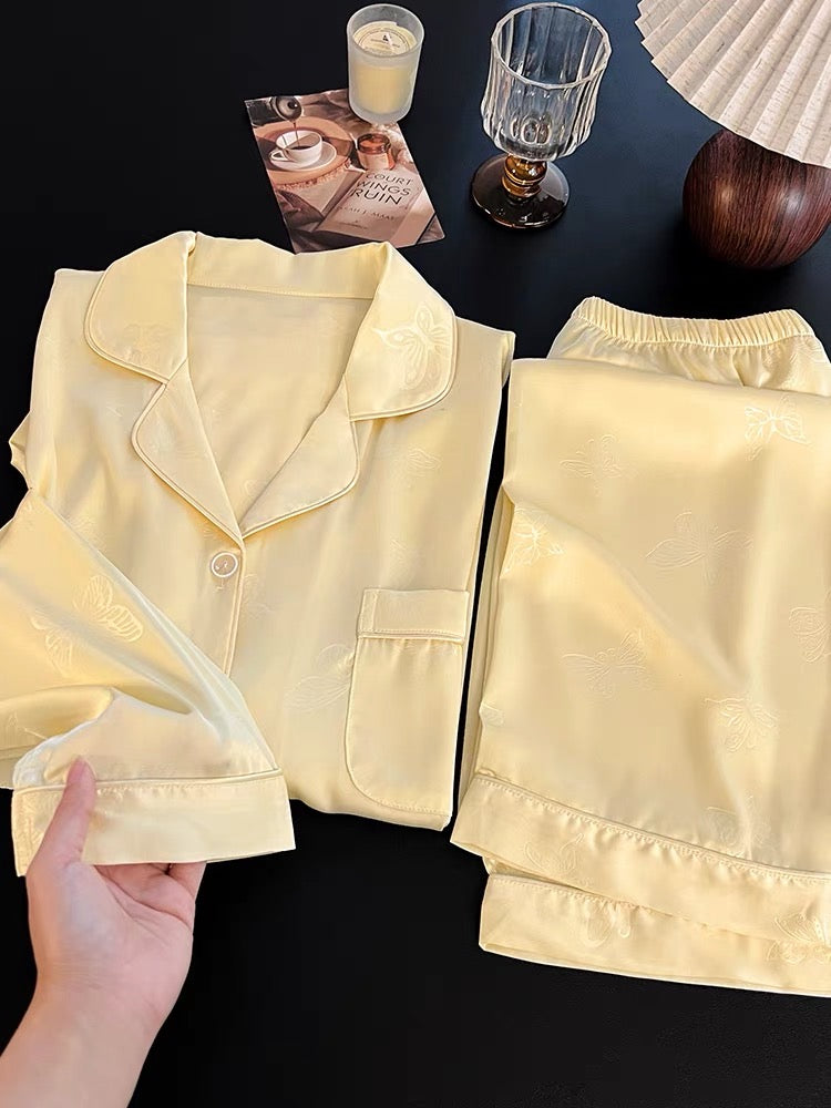 Pijama dài lụa vàng in bướm