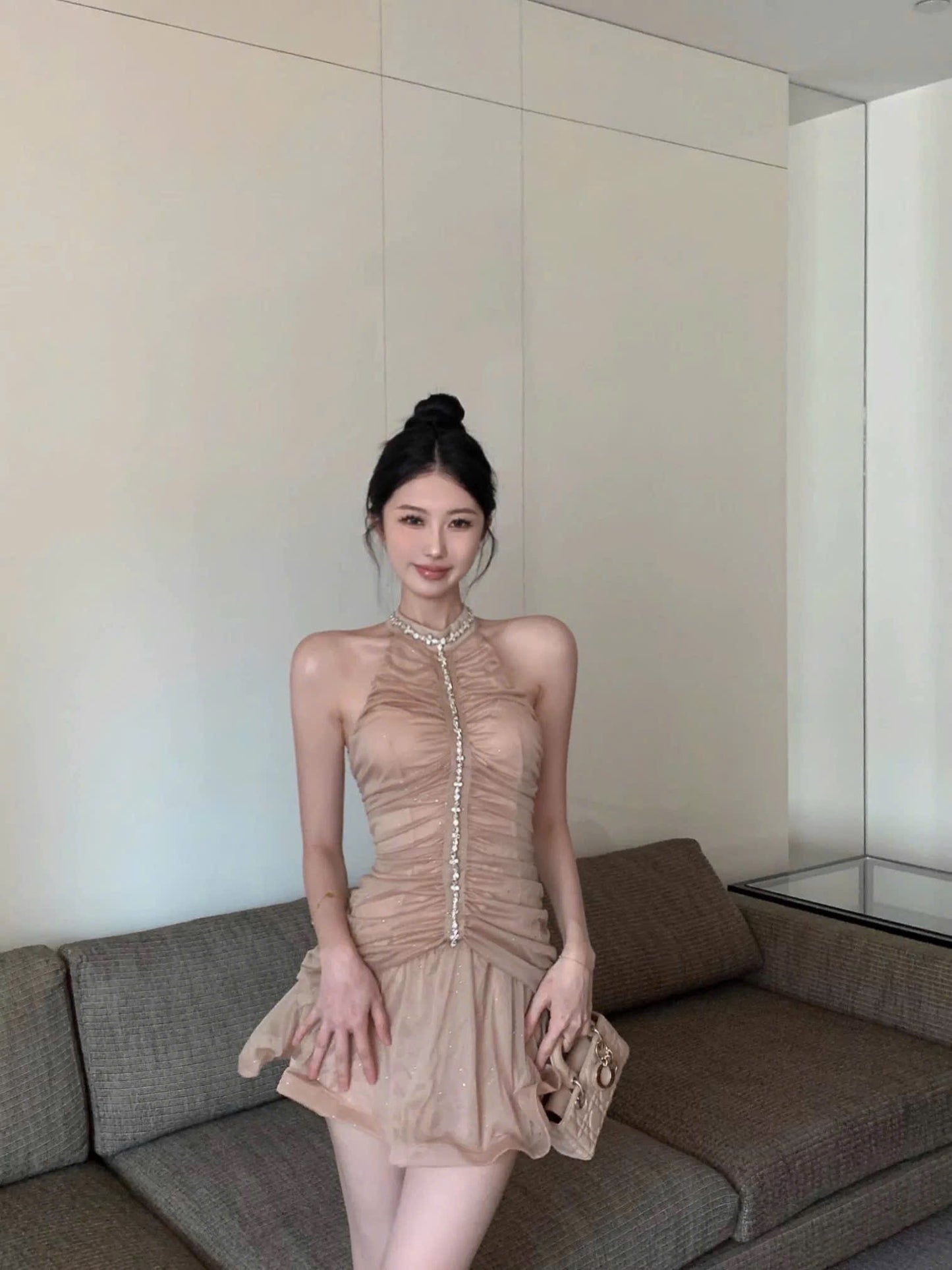Váy cổ yếm đính đá đi tiệc
