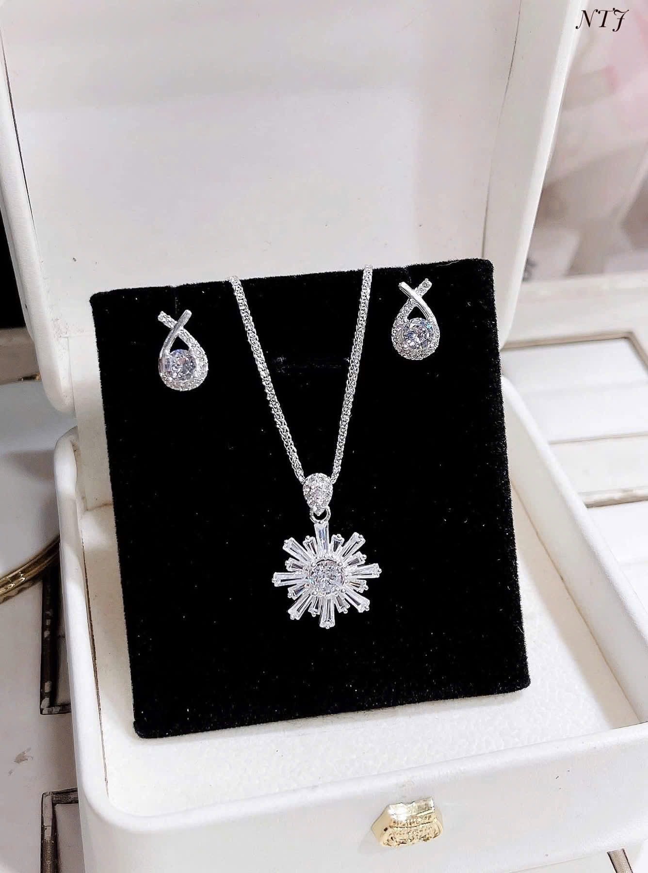 Bộ khuyên tai & dây chuyền bạc sáng
