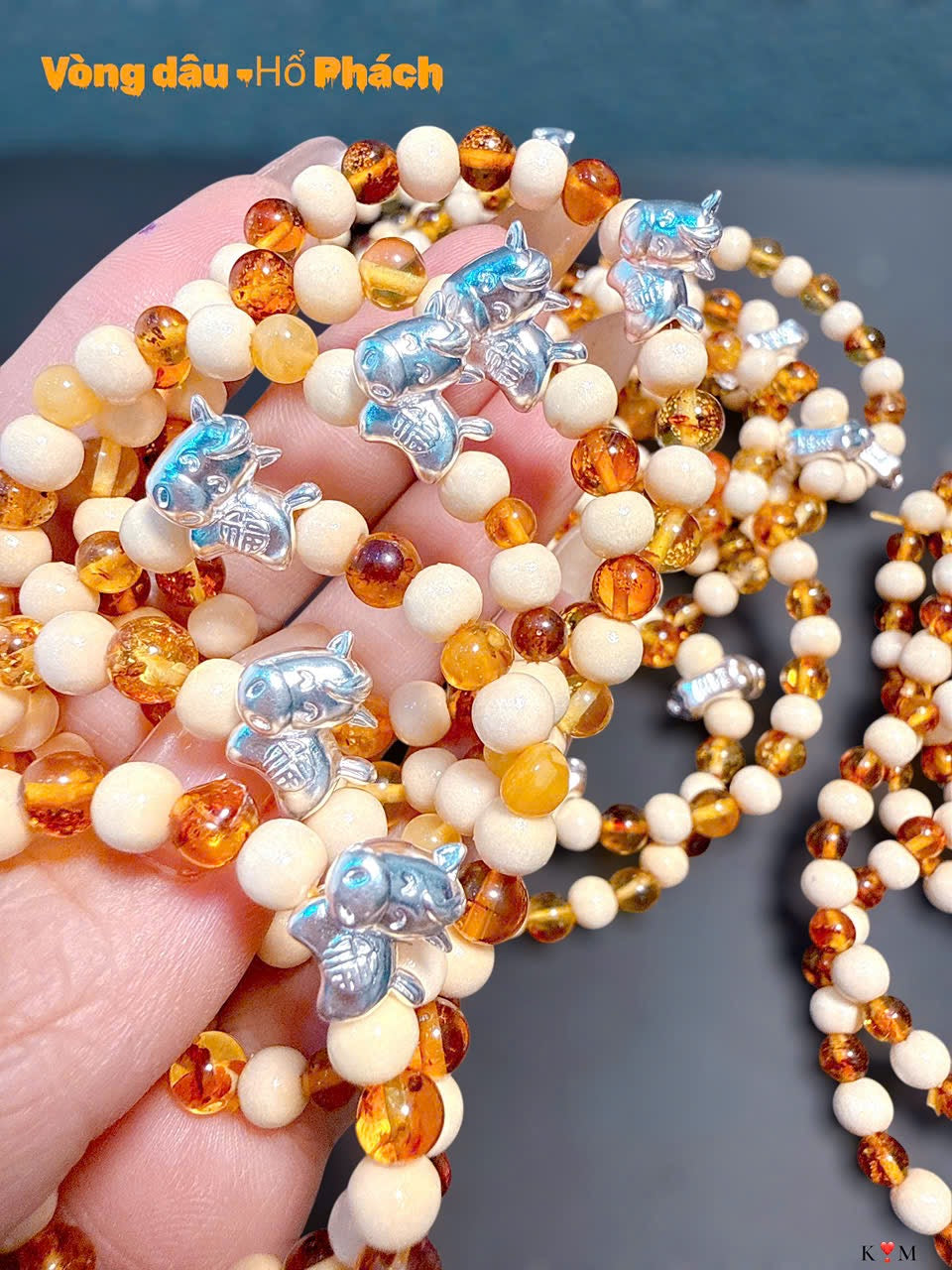 Vòng dâu mix hổ phách phối charm bạc