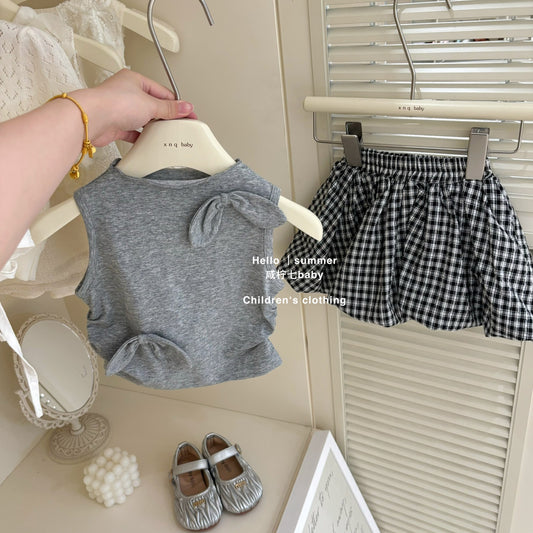 Set áo ba lỗ xám đính nơ và váy caro
