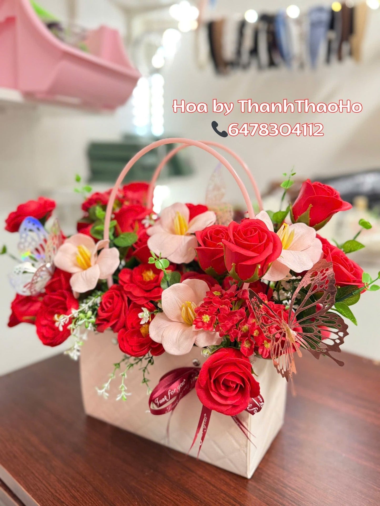 Giỏ hoa hồng đỏ mix tulip hồng nổi bật